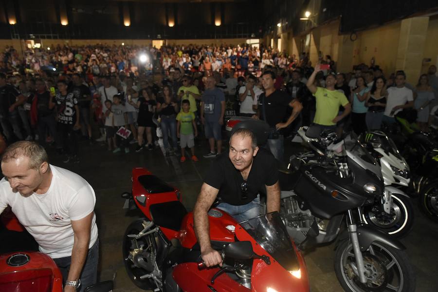 La piloto se convierte en la primera mujer en ganar un campeonato de motociclismo compitiendo contra hombres