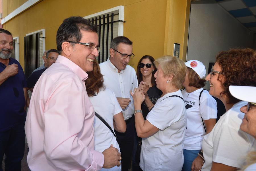 Miles de vecinos y miembros de la Plataforma Pro Soterramiento celebraron ayer una jornada de fiesta para conmemorar el aniversario de las movilizaciones contra la llegada del AVE en superficie