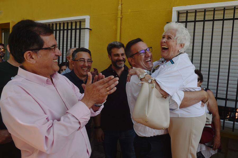 Miles de vecinos y miembros de la Plataforma Pro Soterramiento celebraron ayer una jornada de fiesta para conmemorar el aniversario de las movilizaciones contra la llegada del AVE en superficie