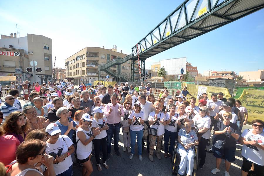 Miles de vecinos y miembros de la Plataforma Pro Soterramiento celebraron ayer una jornada de fiesta para conmemorar el aniversario de las movilizaciones contra la llegada del AVE en superficie