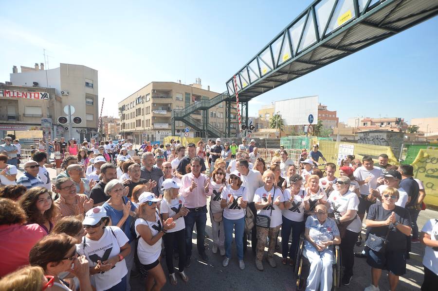 Miles de vecinos y miembros de la Plataforma Pro Soterramiento celebraron ayer una jornada de fiesta para conmemorar el aniversario de las movilizaciones contra la llegada del AVE en superficie