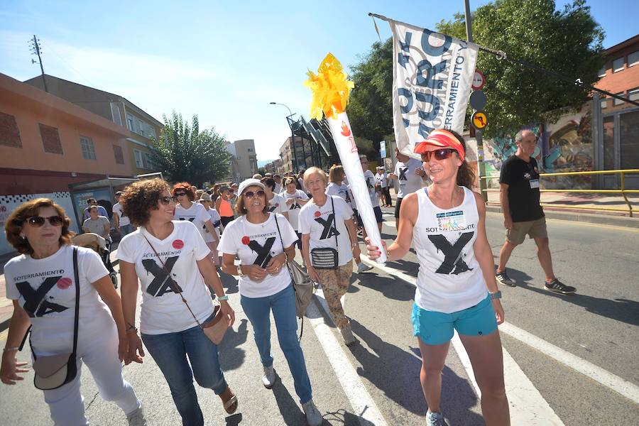 Miles de vecinos y miembros de la Plataforma Pro Soterramiento celebraron ayer una jornada de fiesta para conmemorar el aniversario de las movilizaciones contra la llegada del AVE en superficie