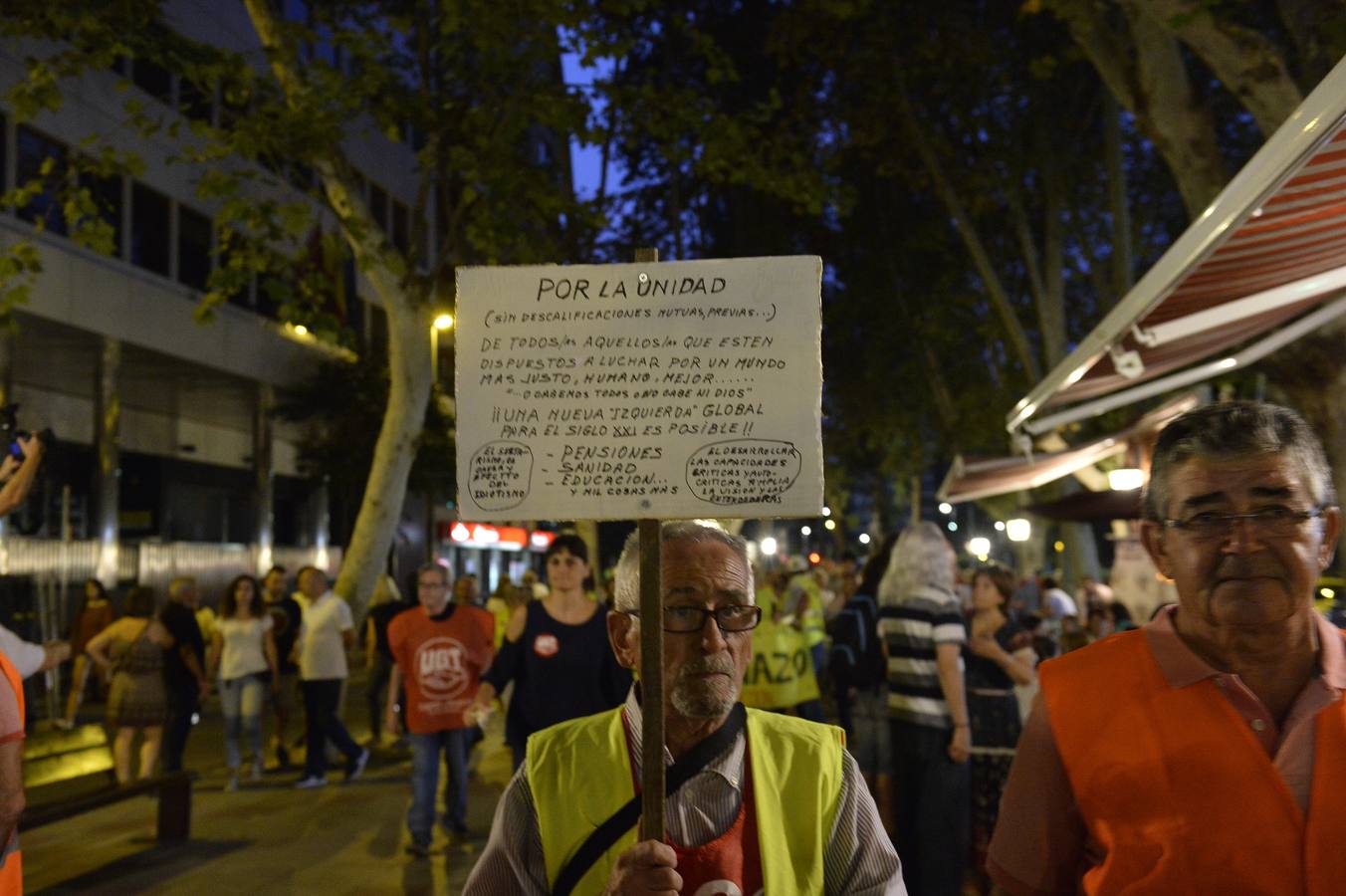 La protesta, convocada por Comisiones Obreras y UGT, coincide con una jornada de reivindicaciones en todo el país con ocasión del Día de las Personas Mayores