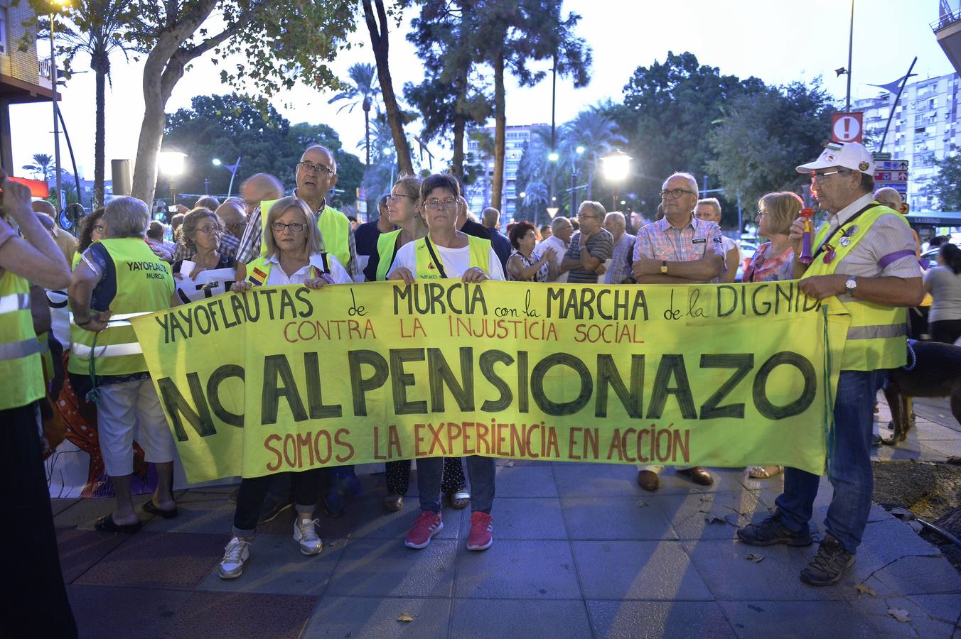 La protesta, convocada por Comisiones Obreras y UGT, coincide con una jornada de reivindicaciones en todo el país con ocasión del Día de las Personas Mayores