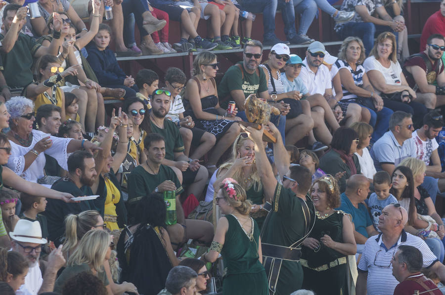 Dos mil personas vibran con las carreras de bigas y las luchas de seis gladiadores, en un acto muy aplaudido