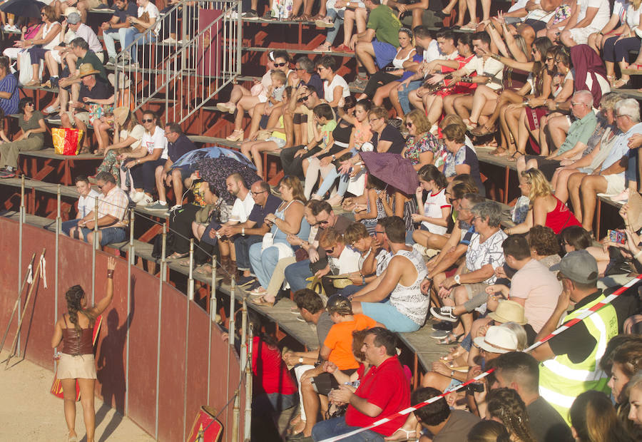 Dos mil personas vibran con las carreras de bigas y las luchas de seis gladiadores, en un acto muy aplaudido
