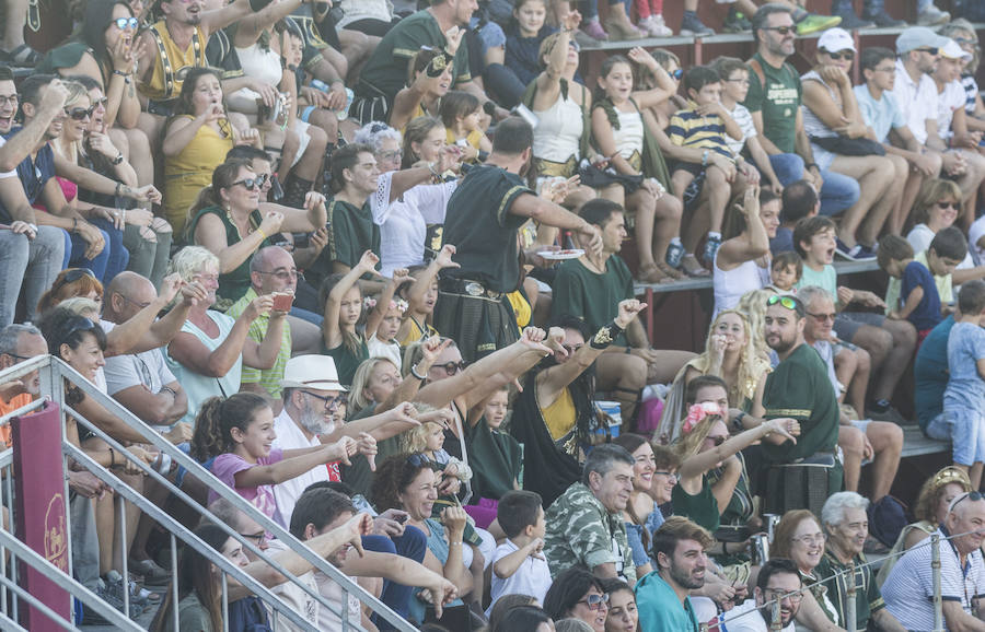 Dos mil personas vibran con las carreras de bigas y las luchas de seis gladiadores, en un acto muy aplaudido
