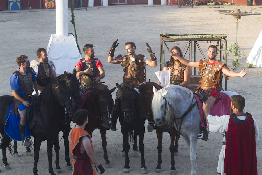 Dos mil personas vibran con las carreras de bigas y las luchas de seis gladiadores, en un acto muy aplaudido