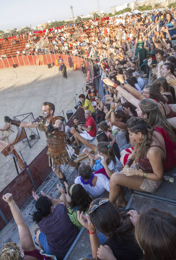 Dos mil personas vibran con las carreras de bigas y las luchas de seis gladiadores, en un acto muy aplaudido