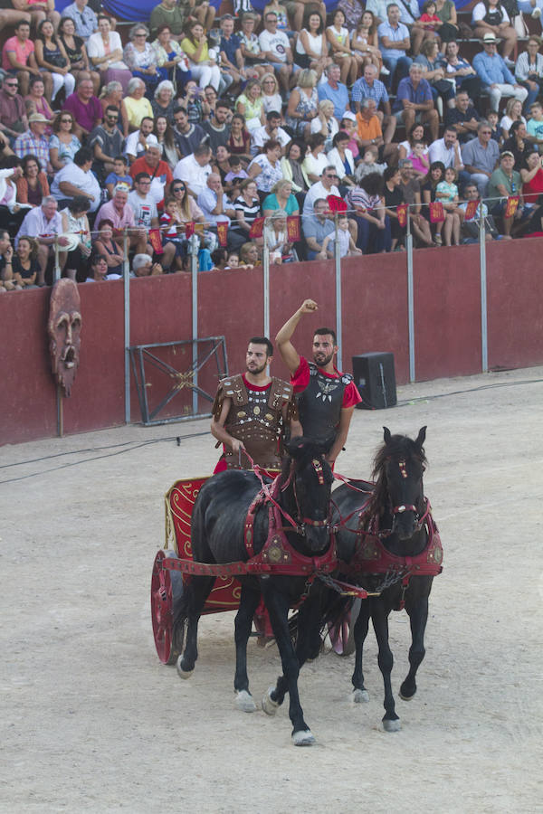 Dos mil personas vibran con las carreras de bigas y las luchas de seis gladiadores, en un acto muy aplaudido