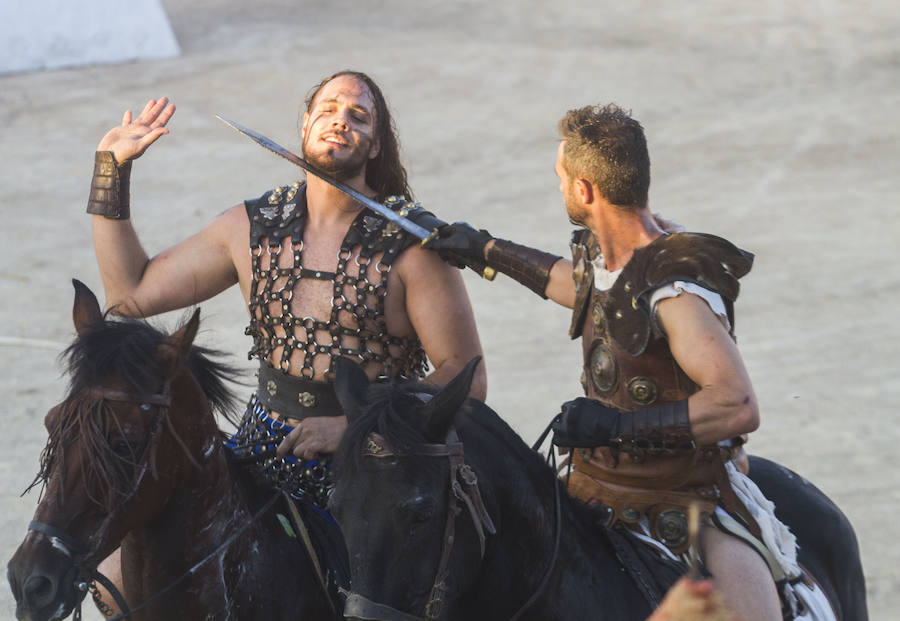 Dos mil personas vibran con las carreras de bigas y las luchas de seis gladiadores, en un acto muy aplaudido