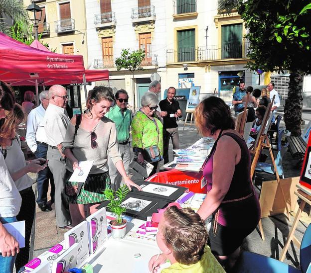 Exposición de arte, en la plaza de Santa Eulalia. 