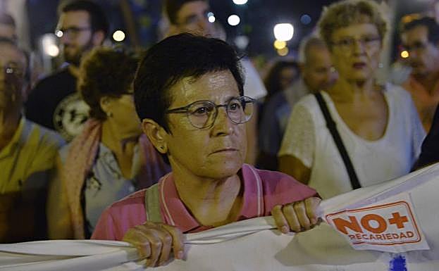 Una manifestante durante la protesta en Murcia.