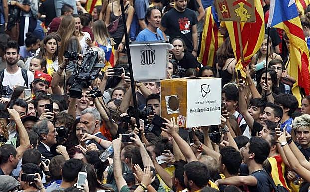 Quim Torra (a la izquierda) saluda a los estudiantes que se manifestaron ayer en Barcelona para conmemorar el referéndum ilegal.