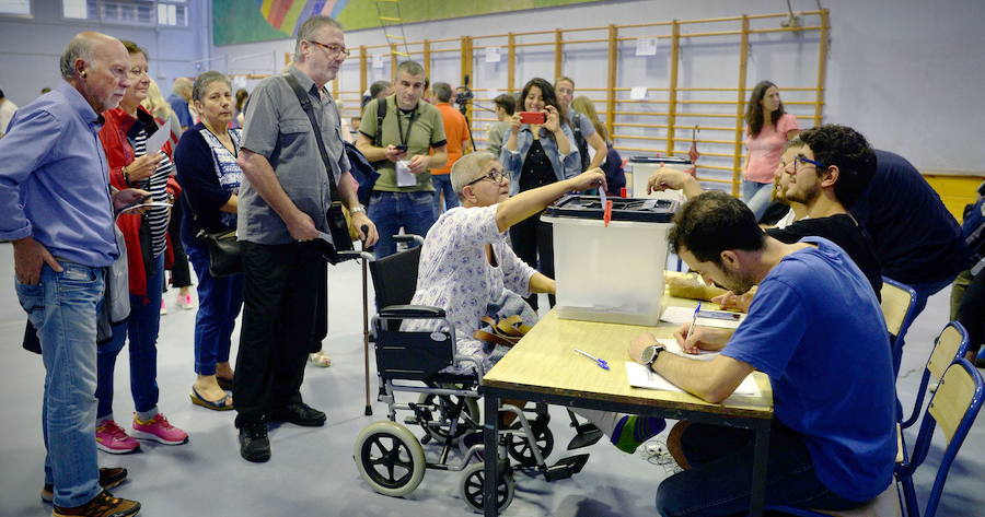 8:00. Apertura de los colegios electorales. Comienza la votación.