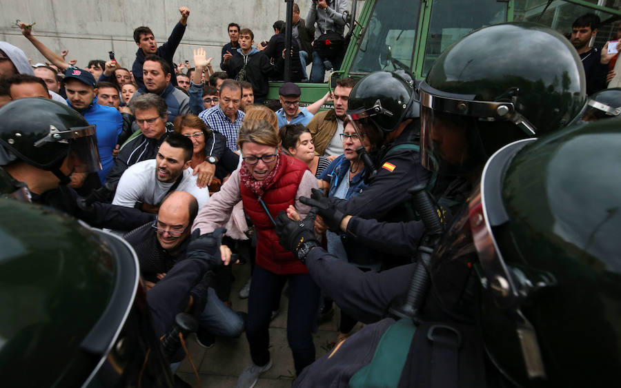 08:14. Comienzan los desalojos de personas que quieren votar en algunos colegios (a partir de ahí se suceden las manifestaciones y agresiones).