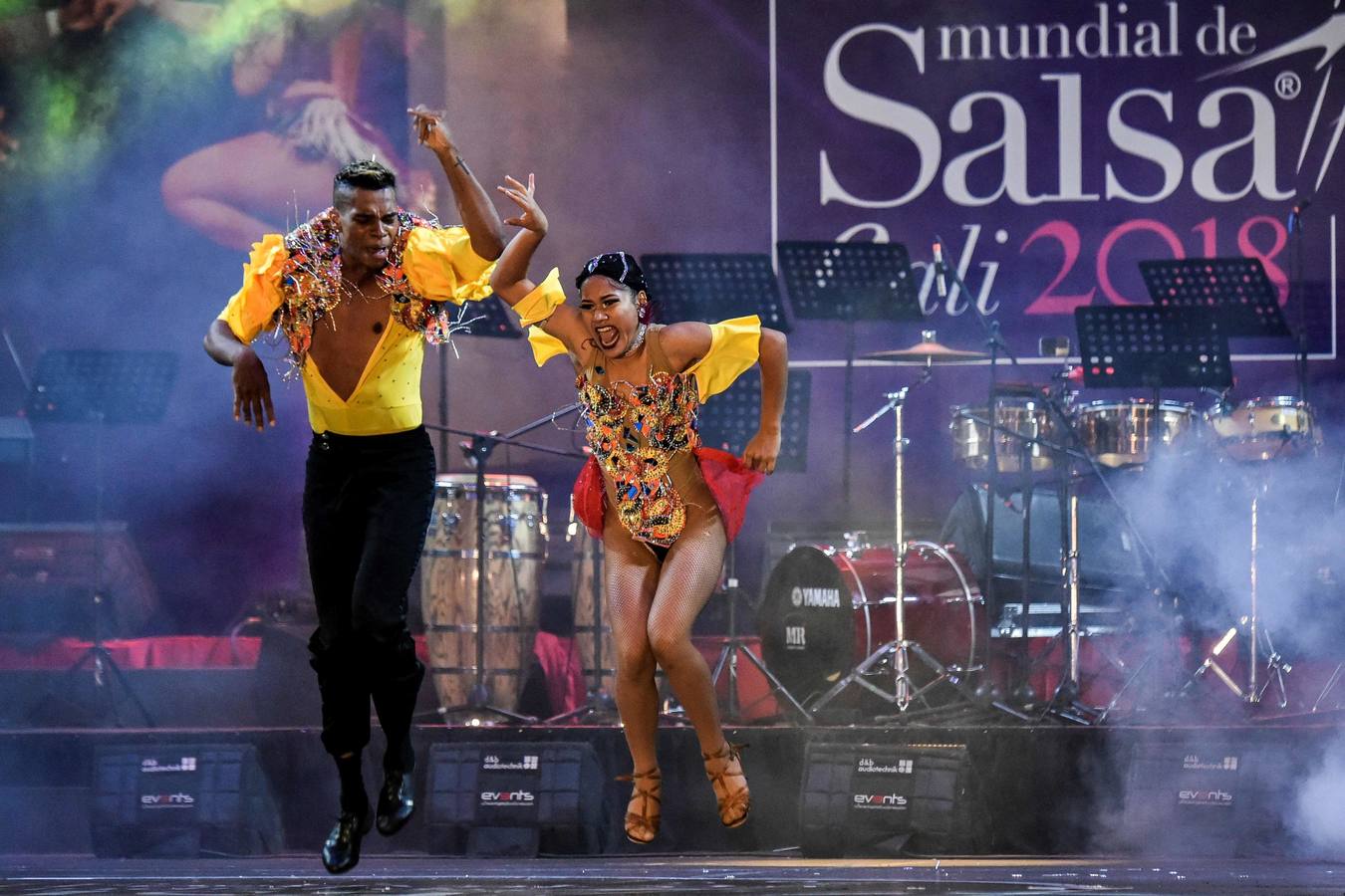 Bailarines compiten durante el Festival Mundial de Salsa en Cali (Colombia). 