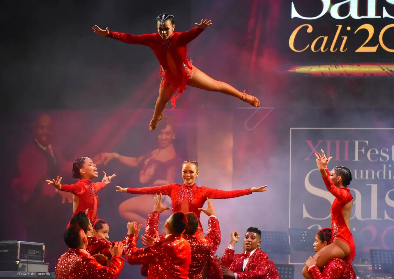 Bailarines compiten durante el Festival Mundial de Salsa en Cali (Colombia). 