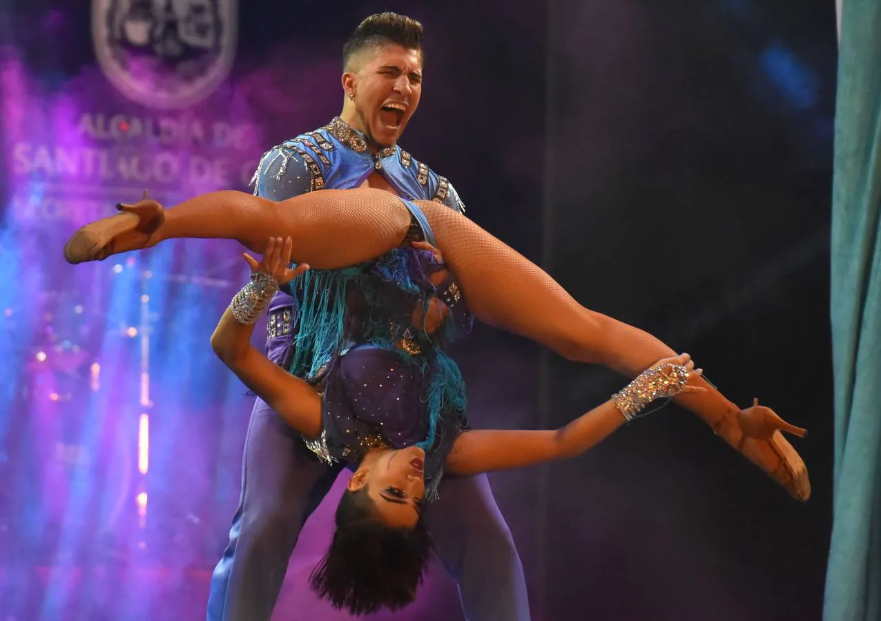 Bailarines compiten durante el Festival Mundial de Salsa en Cali (Colombia). 