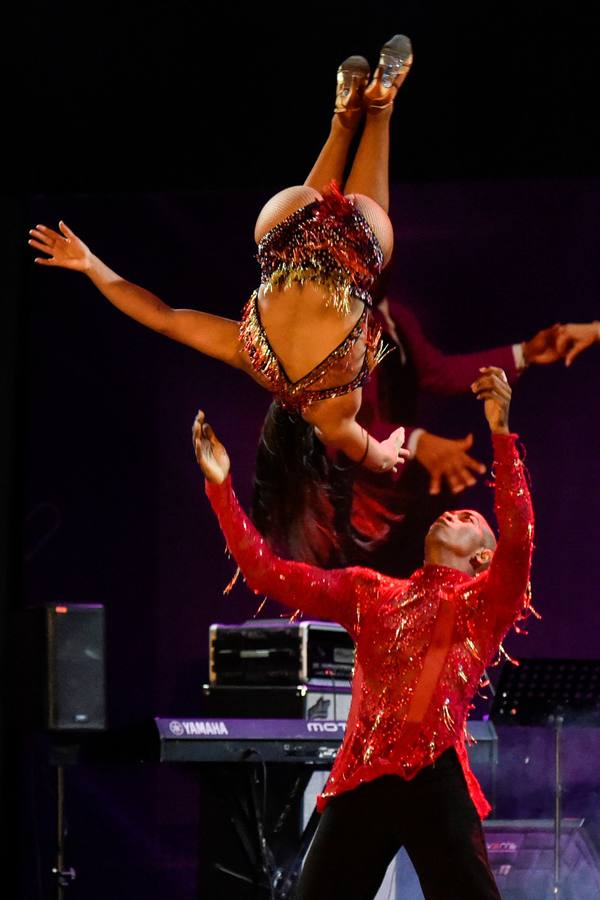 Bailarines compiten durante el Festival Mundial de Salsa en Cali (Colombia). 