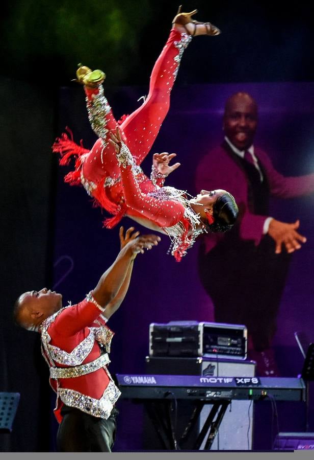 Bailarines compiten durante el Festival Mundial de Salsa en Cali (Colombia). 