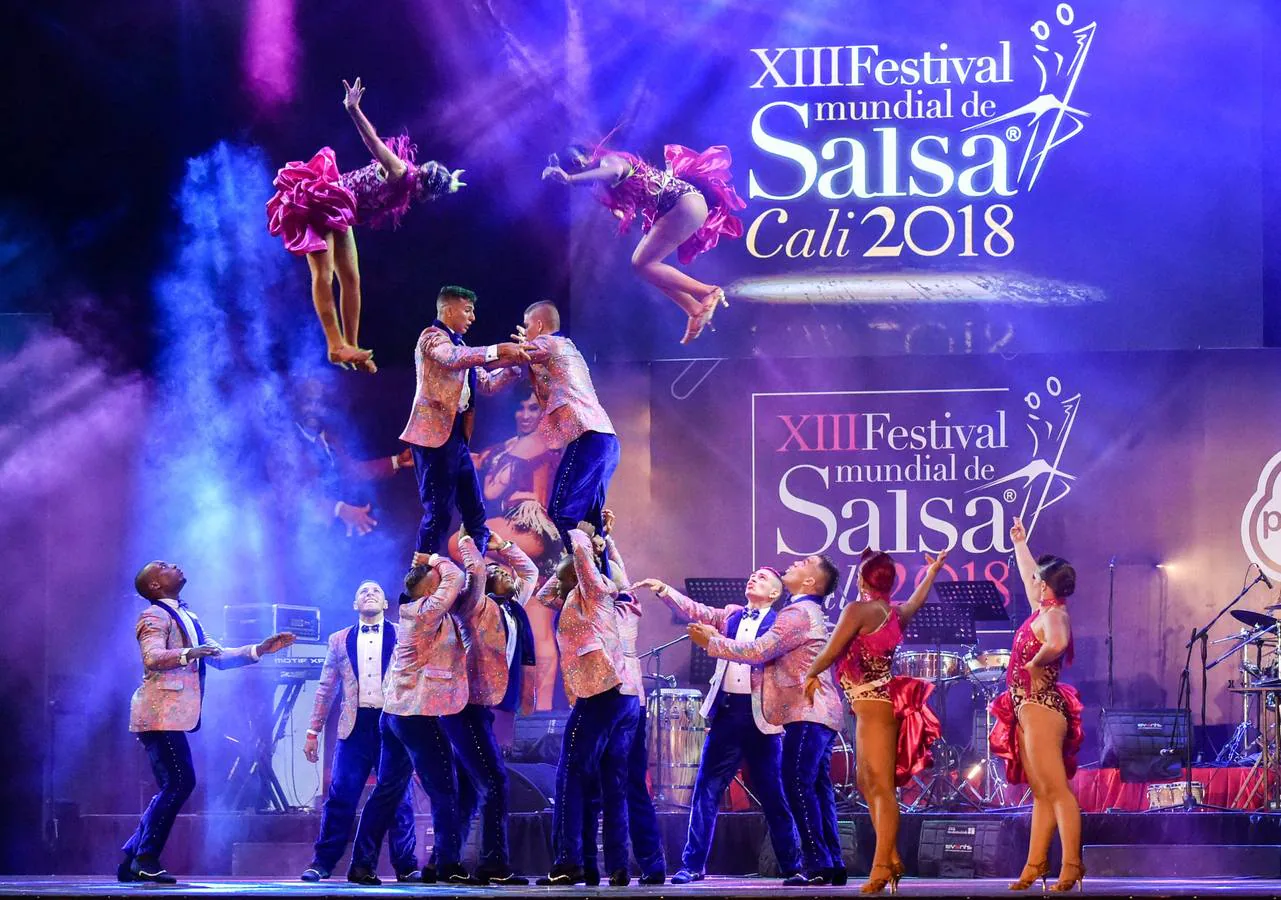 Bailarines compiten durante el Festival Mundial de Salsa en Cali (Colombia). 