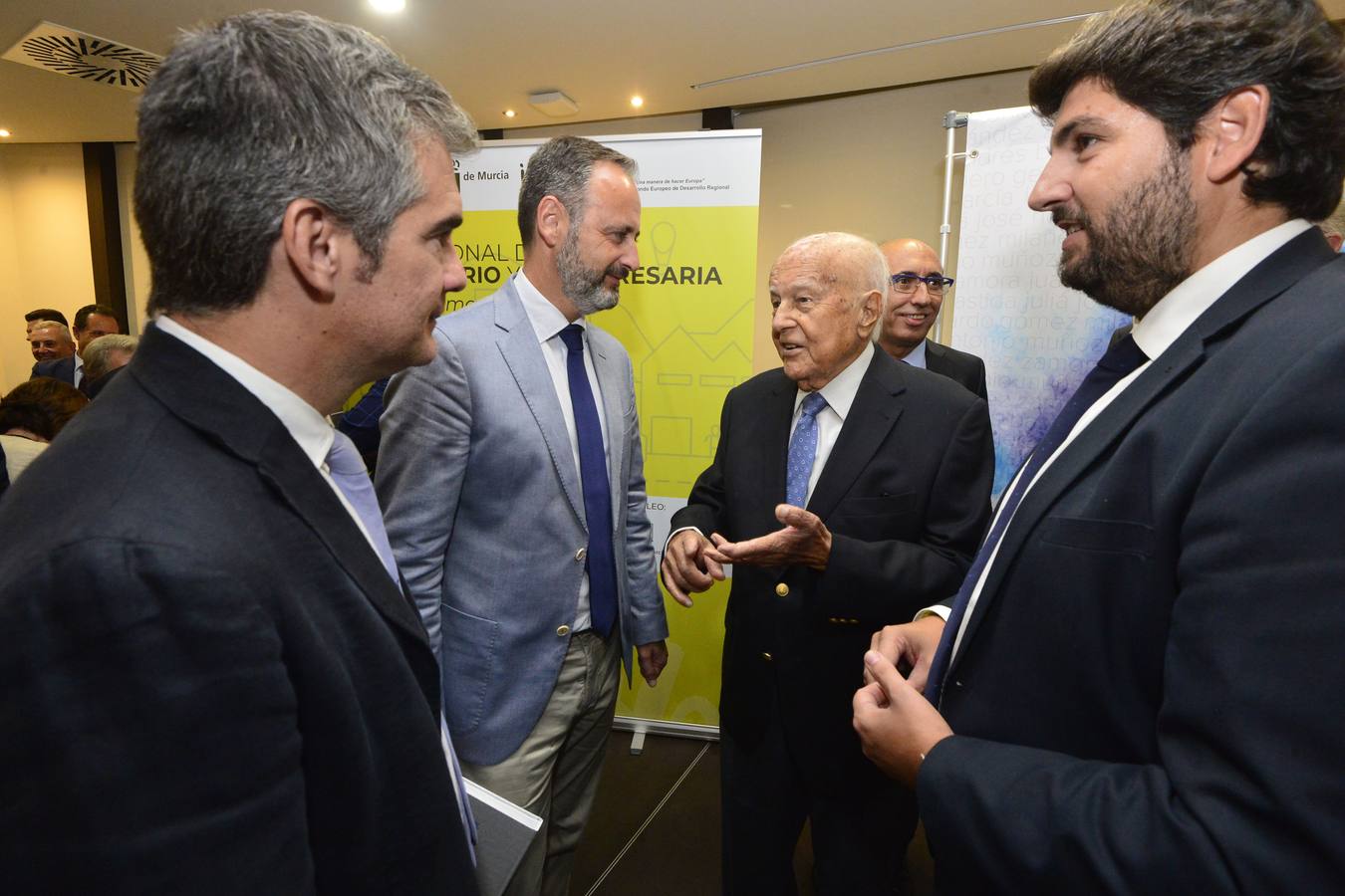 El jefe de Local de 'La Verdad' presentó en el Hotel Occidental Murcia Siete Coronas su libro 'Pioneros', que retrata las trayectorias de grandes empresarios hortofrutícolas.