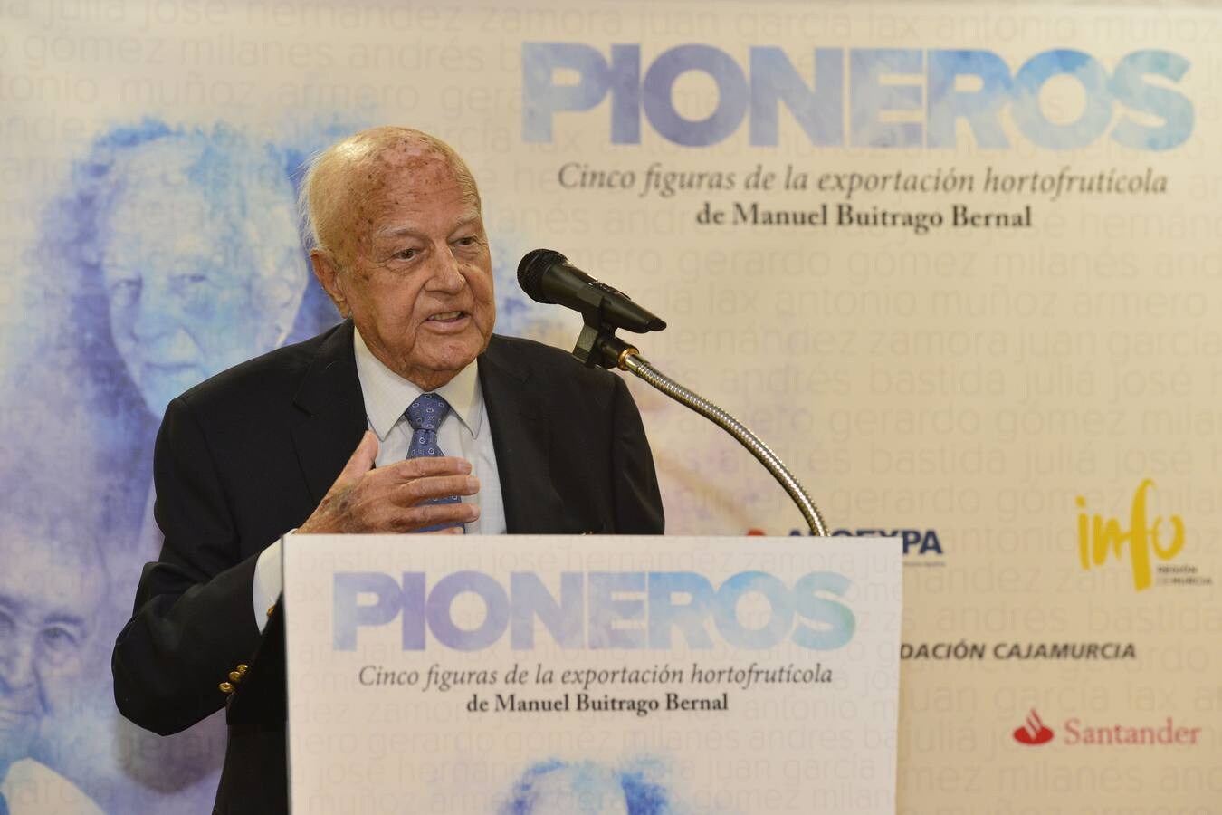 El jefe de Local de 'La Verdad' presentó en el Hotel Occidental Murcia Siete Coronas su libro 'Pioneros', que retrata las trayectorias de grandes empresarios hortofrutícolas.