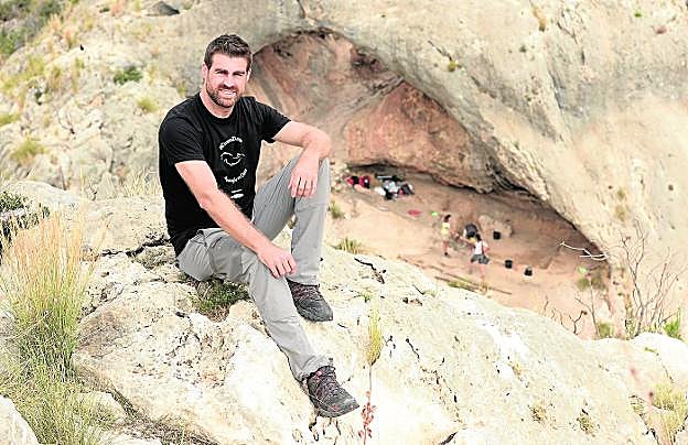 El arqueólogo y profesor de Prehistoria de la Universidad de Murcia, ante el yacimiento del Paleolítico de la Cueva del Arco. 