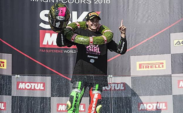 Ana Carrasco celebra su título como campeona del mundo de Supersport 300.