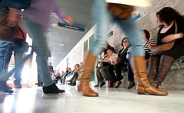 Varias personas esperan a ser atendidas en un hospital murciano en una imagen de archivo. 