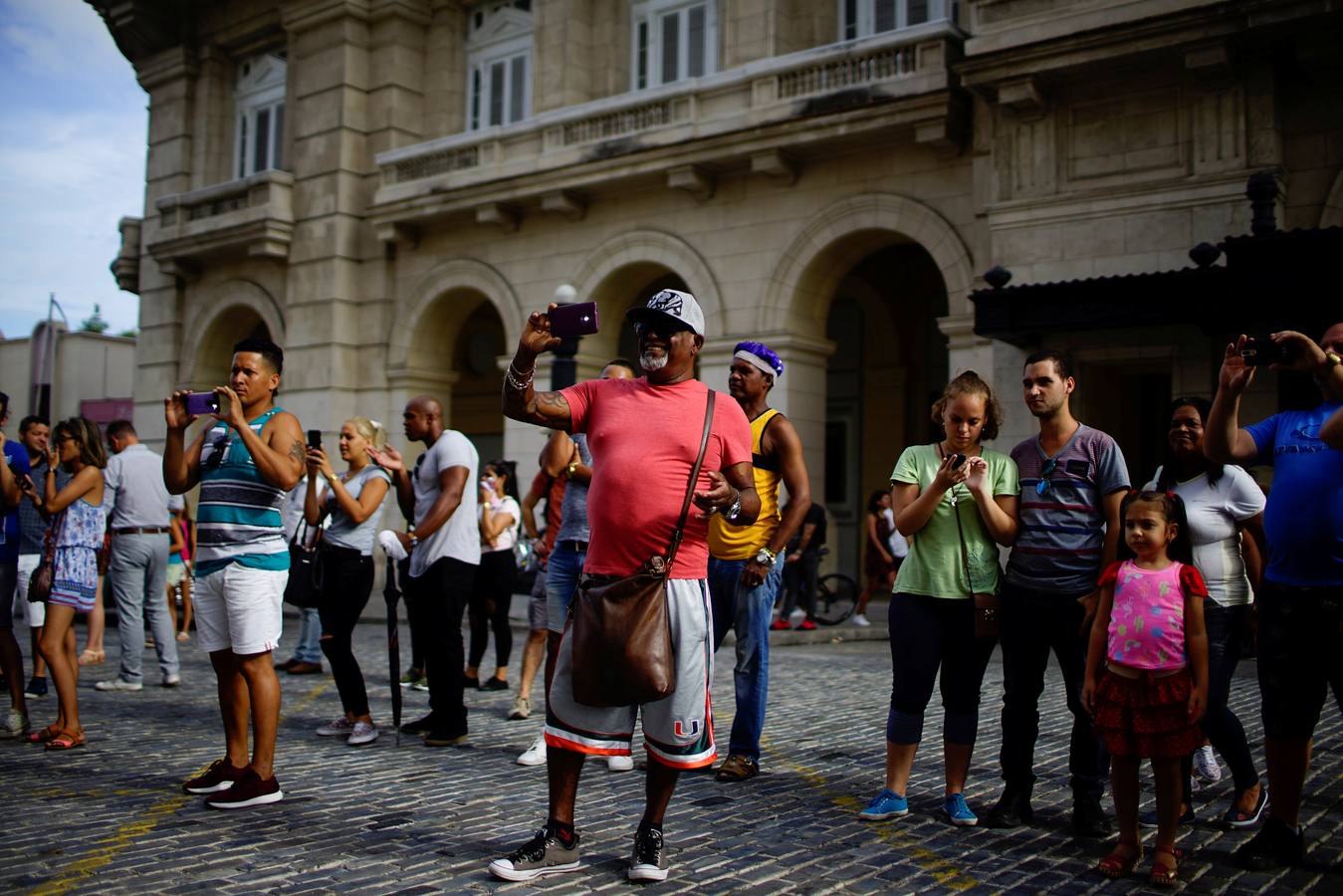 Integrantes de los «Rote Funken», la agrupación más antigua del Carnaval de Colonia, en Alemania, bailan junto a los de la comparsa habanera Los Guaracheros de Regla en el Paseo del Prado en La Habana (Cuba). Las dos agrupaciones desfilaron juntas como parte de un intercambio cultural entre Alemania y Cuba.