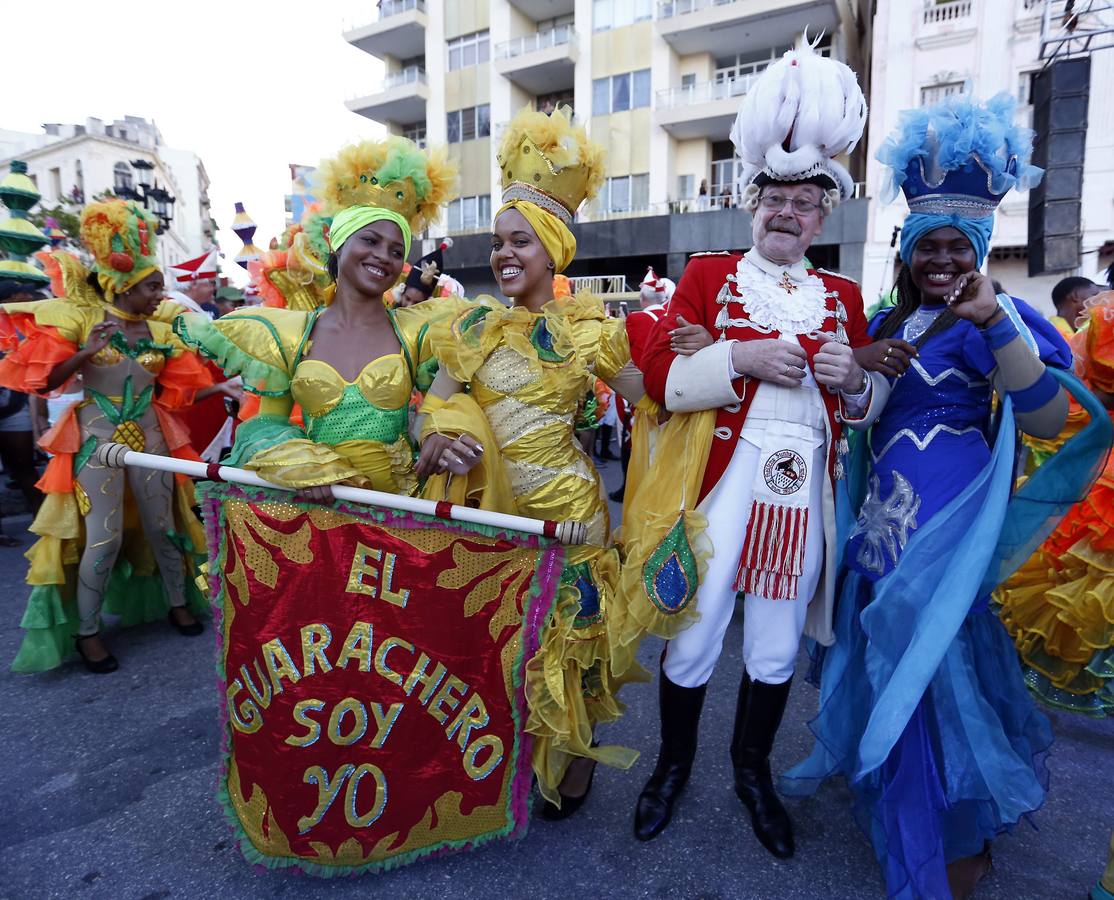 Integrantes de los «Rote Funken», la agrupación más antigua del Carnaval de Colonia, en Alemania, bailan junto a los de la comparsa habanera Los Guaracheros de Regla en el Paseo del Prado en La Habana (Cuba). Las dos agrupaciones desfilaron juntas como parte de un intercambio cultural entre Alemania y Cuba.