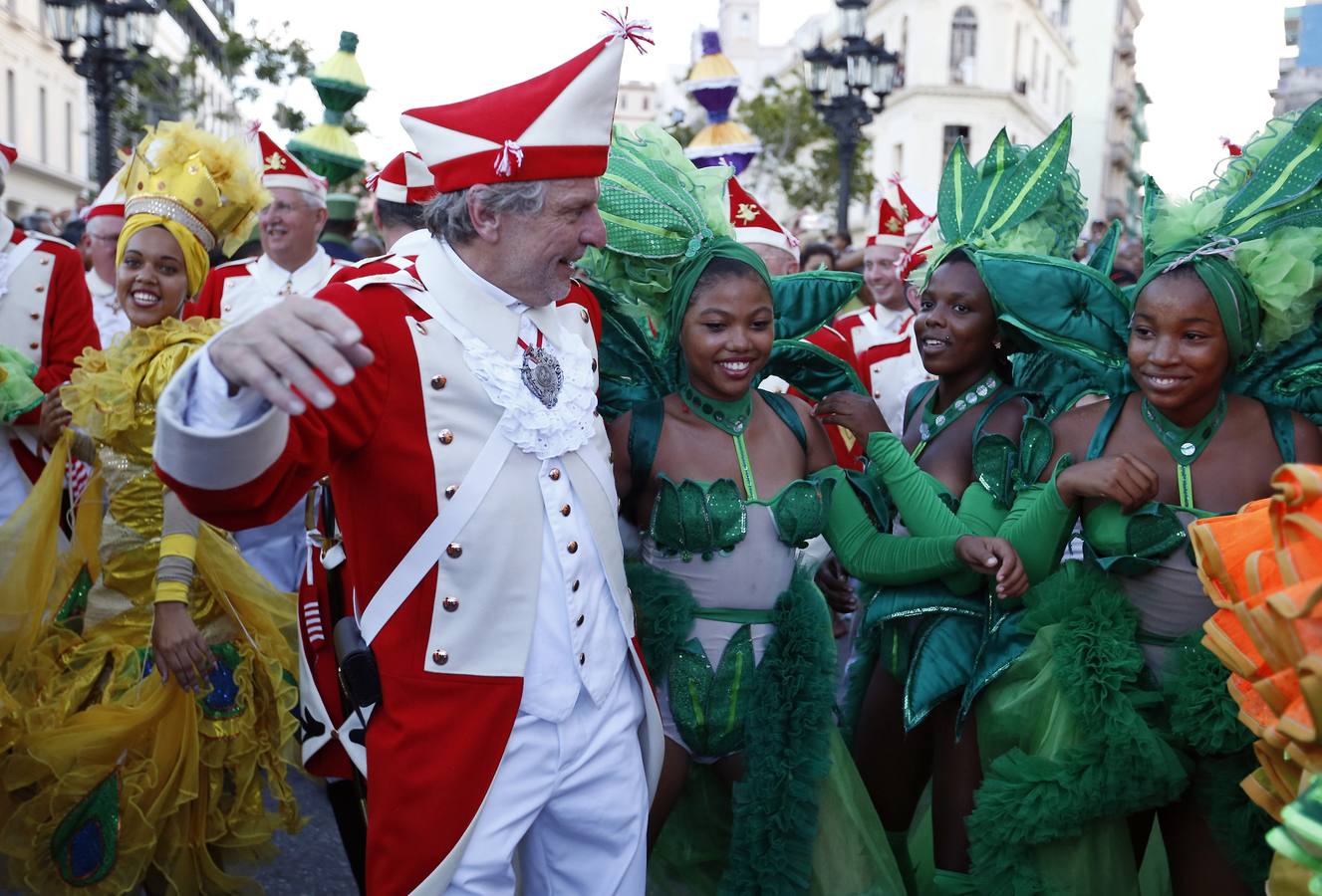 Integrantes de los «Rote Funken», la agrupación más antigua del Carnaval de Colonia, en Alemania, bailan junto a los de la comparsa habanera Los Guaracheros de Regla en el Paseo del Prado en La Habana (Cuba). Las dos agrupaciones desfilaron juntas como parte de un intercambio cultural entre Alemania y Cuba.