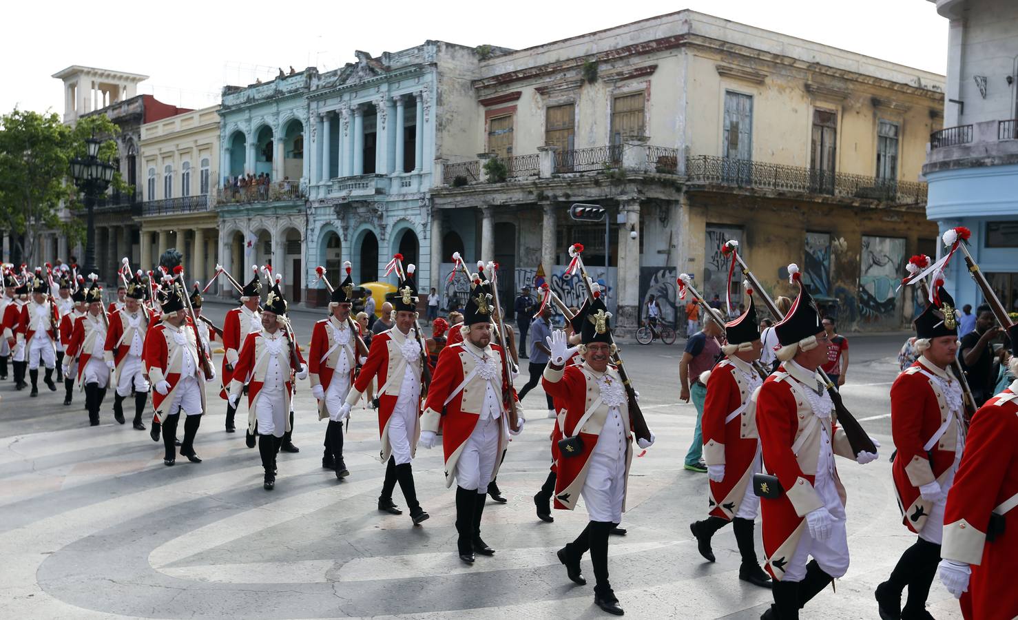 Integrantes de los «Rote Funken», la agrupación más antigua del Carnaval de Colonia, en Alemania, bailan junto a los de la comparsa habanera Los Guaracheros de Regla en el Paseo del Prado en La Habana (Cuba). Las dos agrupaciones desfilaron juntas como parte de un intercambio cultural entre Alemania y Cuba.