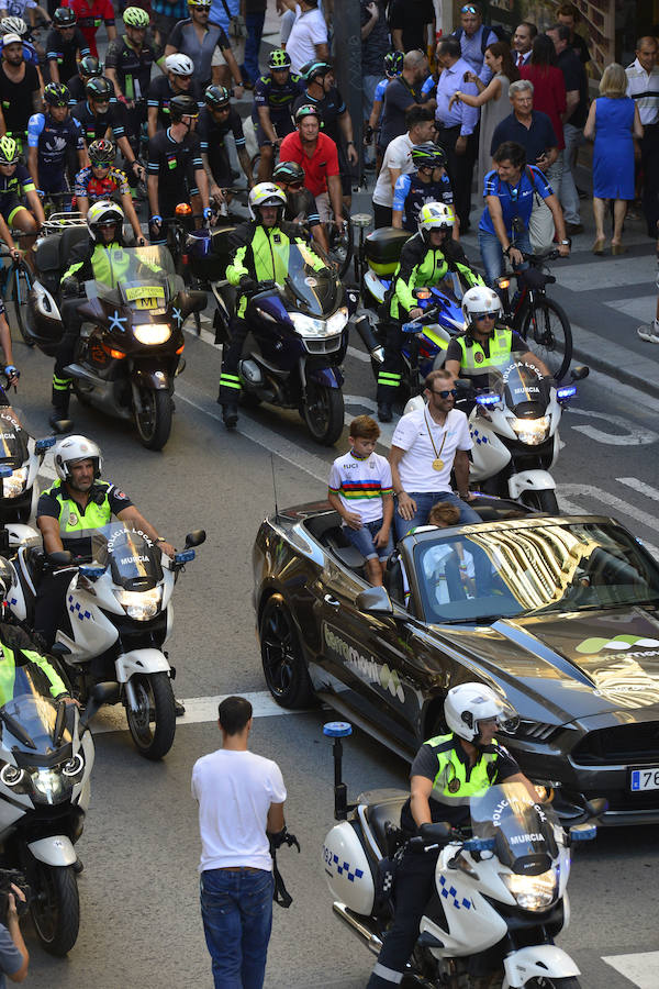 Alejandro Valverde genera gran expectación entre sus paisanos a su paso por la Gran Vía de Murcia, que recorrió a bordo de un descapotable y acompañado por centenares de ciclistas