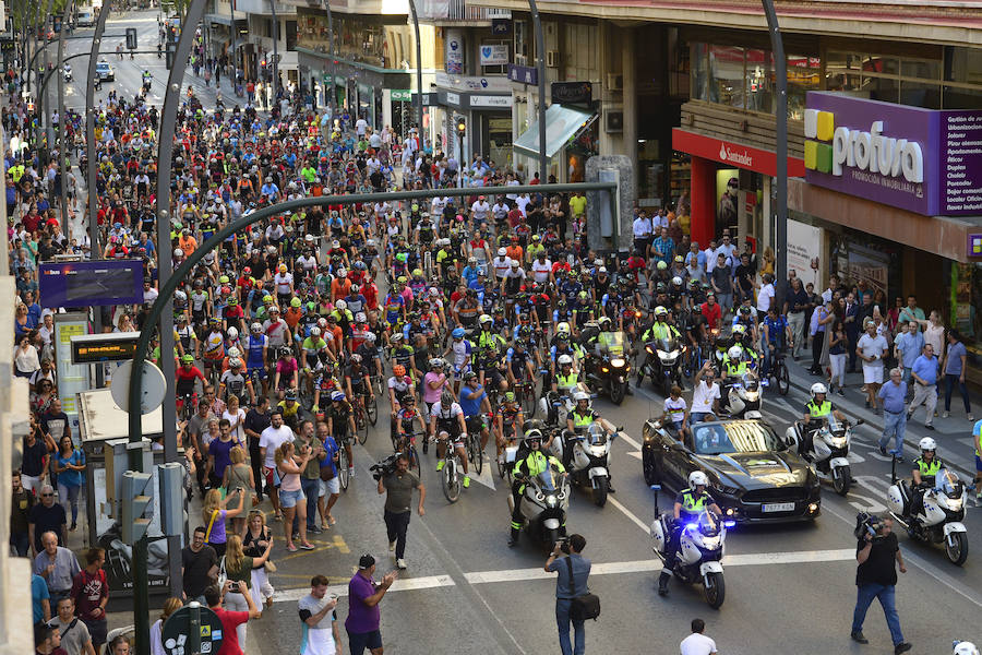 Alejandro Valverde genera gran expectación entre sus paisanos a su paso por la Gran Vía de Murcia, que recorrió a bordo de un descapotable y acompañado por centenares de ciclistas