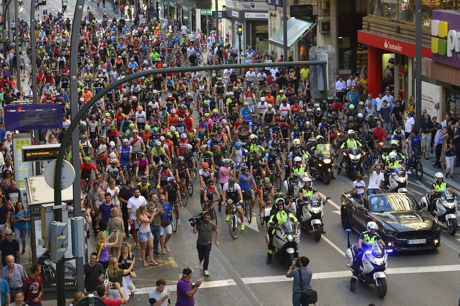 Alejandro Valverde genera gran expectación entre sus paisanos a su paso por la Gran Vía de Murcia, que recorrió a bordo de un descapotable y acompañado por centenares de ciclistas