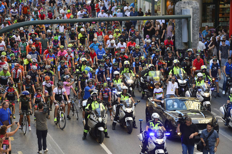 Alejandro Valverde genera gran expectación entre sus paisanos a su paso por la Gran Vía de Murcia, que recorrió a bordo de un descapotable y acompañado por centenares de ciclistas