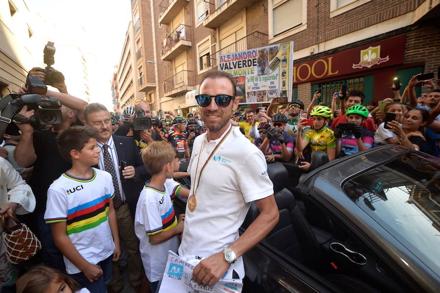 Alejandro Valverde genera gran expectación entre sus paisanos a su paso por la Gran Vía de Murcia, que recorrió a bordo de un descapotable y acompañado por centenares de ciclistas