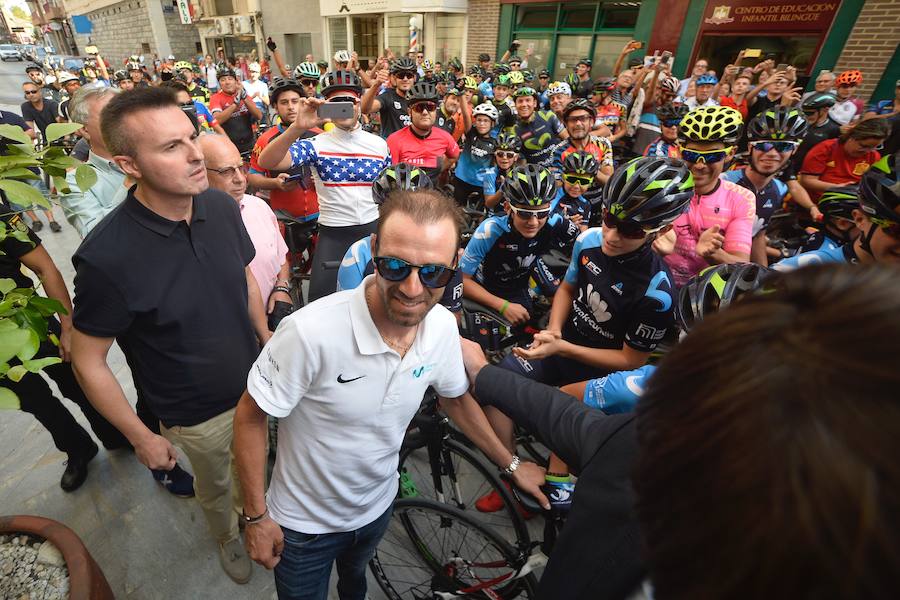 Alejandro Valverde genera gran expectación entre sus paisanos a su paso por la Gran Vía de Murcia, que recorrió a bordo de un descapotable y acompañado por centenares de ciclistas