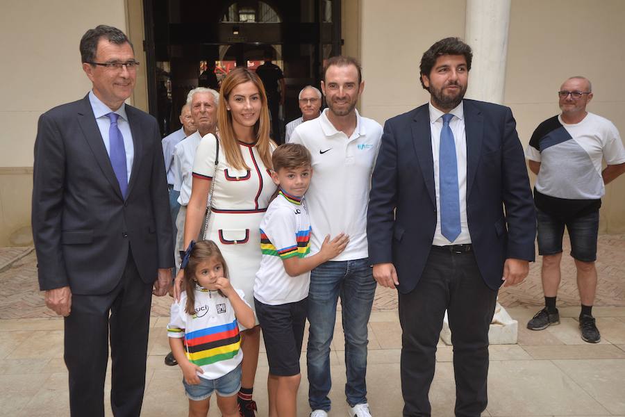 Alejandro Valverde genera gran expectación entre sus paisanos a su paso por la Gran Vía de Murcia, que recorrió a bordo de un descapotable y acompañado por centenares de ciclistas