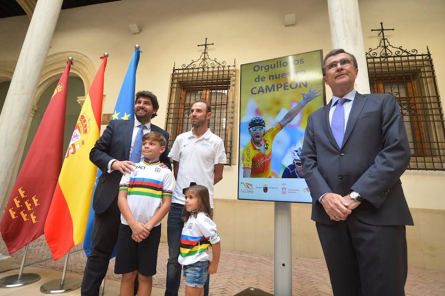 Alejandro Valverde genera gran expectación entre sus paisanos a su paso por la Gran Vía de Murcia, que recorrió a bordo de un descapotable y acompañado por centenares de ciclistas