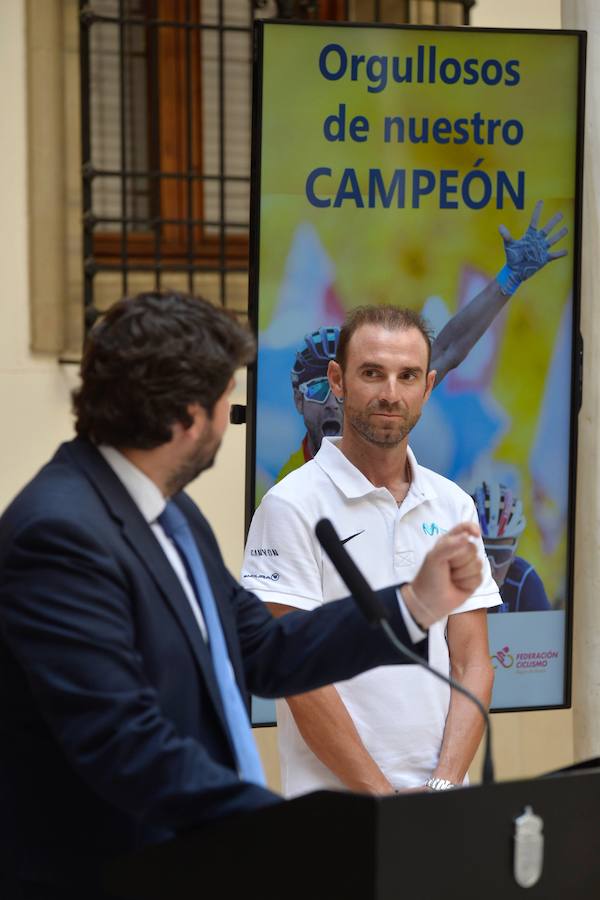 Alejandro Valverde genera gran expectación entre sus paisanos a su paso por la Gran Vía de Murcia, que recorrió a bordo de un descapotable y acompañado por centenares de ciclistas