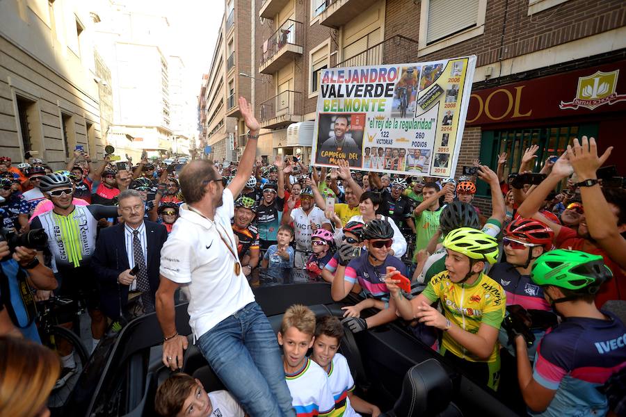 Alejandro Valverde genera gran expectación entre sus paisanos a su paso por la Gran Vía de Murcia, que recorrió a bordo de un descapotable y acompañado por centenares de ciclistas