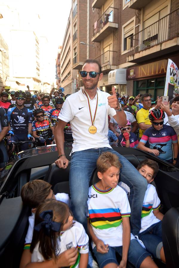 Alejandro Valverde genera gran expectación entre sus paisanos a su paso por la Gran Vía de Murcia, que recorrió a bordo de un descapotable y acompañado por centenares de ciclistas