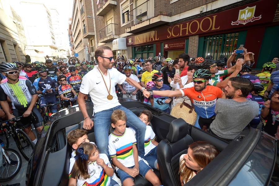 Alejandro Valverde genera gran expectación entre sus paisanos a su paso por la Gran Vía de Murcia, que recorrió a bordo de un descapotable y acompañado por centenares de ciclistas