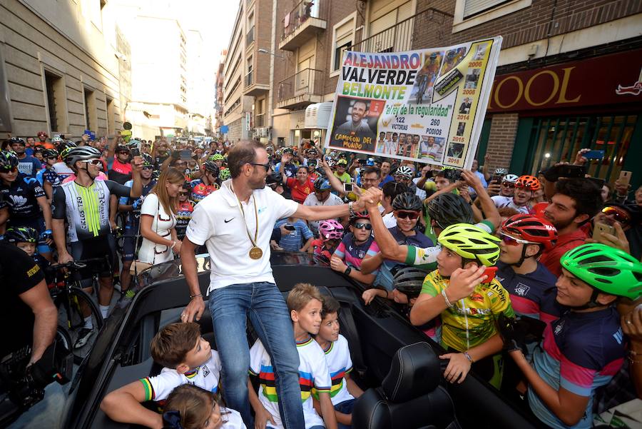 Alejandro Valverde genera gran expectación entre sus paisanos a su paso por la Gran Vía de Murcia, que recorrió a bordo de un descapotable y acompañado por centenares de ciclistas