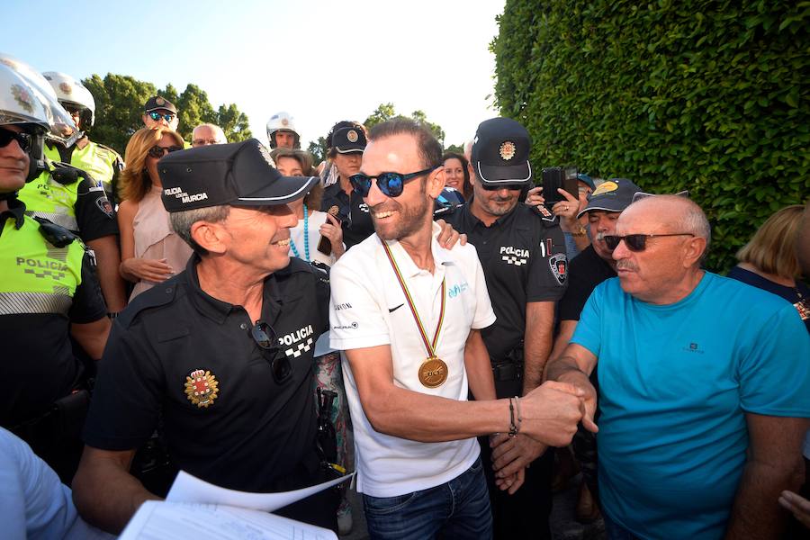 Alejandro Valverde genera gran expectación entre sus paisanos a su paso por la Gran Vía de Murcia, que recorrió a bordo de un descapotable y acompañado por centenares de ciclistas