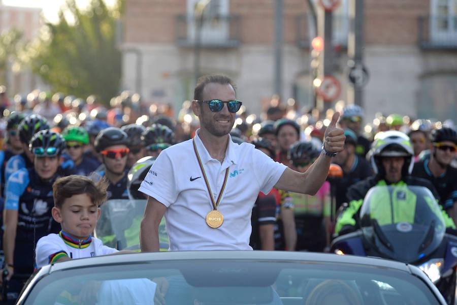 Alejandro Valverde genera gran expectación entre sus paisanos a su paso por la Gran Vía de Murcia, que recorrió a bordo de un descapotable y acompañado por centenares de ciclistas